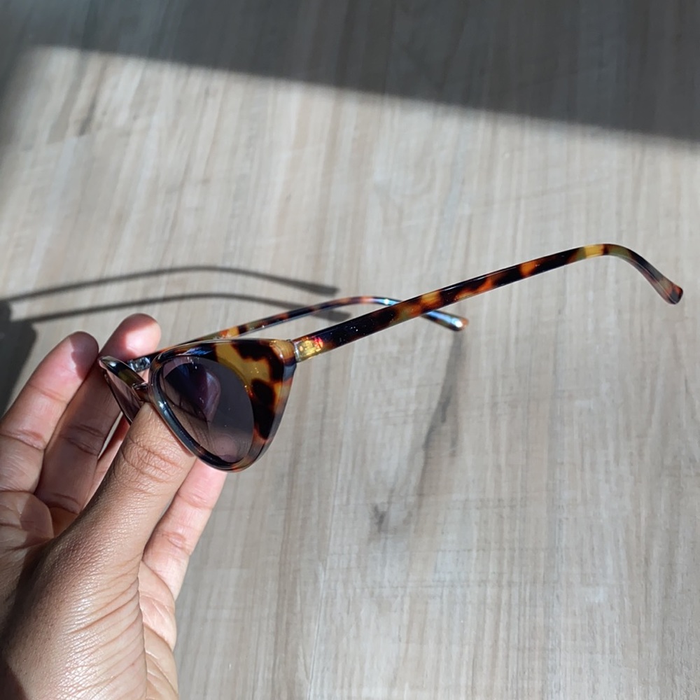 Chic Tortoise Shell Sunglasses! - Picture 2 of 4
